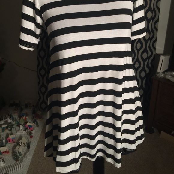 NWOT LuLaRoe Perfect T - Picture 2 of 4